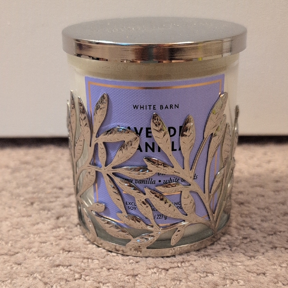 White Barn Lavender Vanilla Candle with Silver Leaf Design Candle Holder NWT